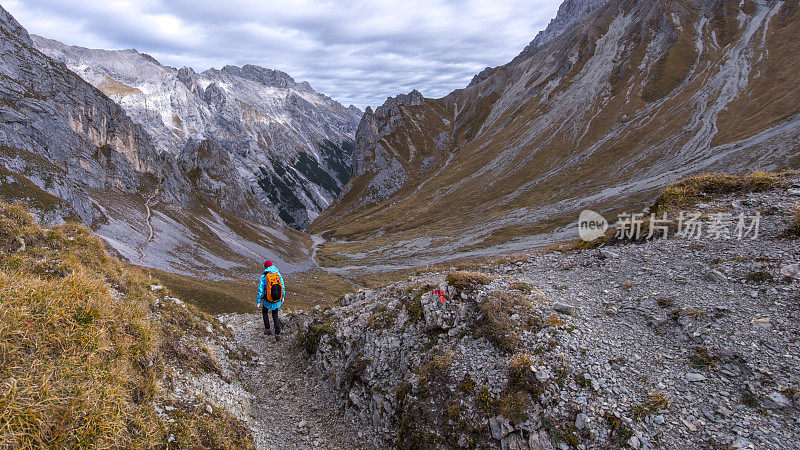 徒步前往Zugspitze Gatterl(边境)的妇女